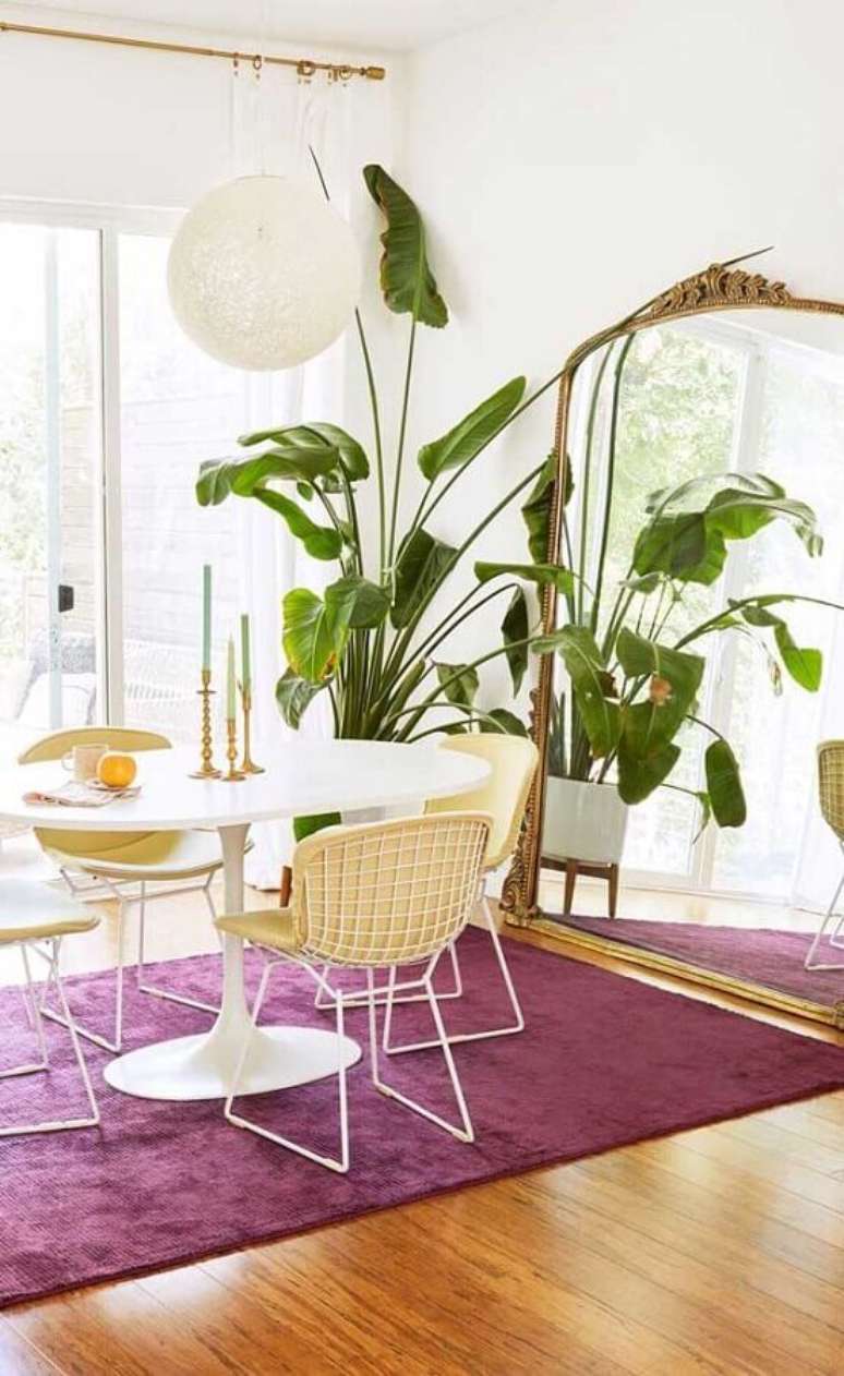 66. Espelho para sala de jantar apoiado no chão e decorado com vaso de planta grande ao lado – Foto: Pinterest