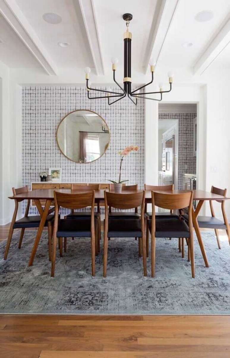 71. Espelho para sala de jantar decorada com cadeiras e mesa de madeira e lustre pendente moderno – Foto: Apartment Therapy