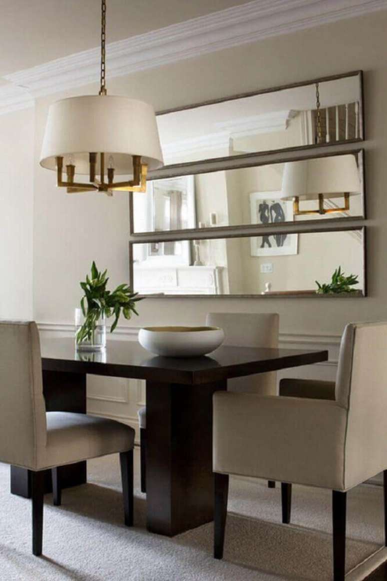 7. Escolha espelhos para sala de jantar com a mesma moldura, para que a decoração fique mais leve e delicada.