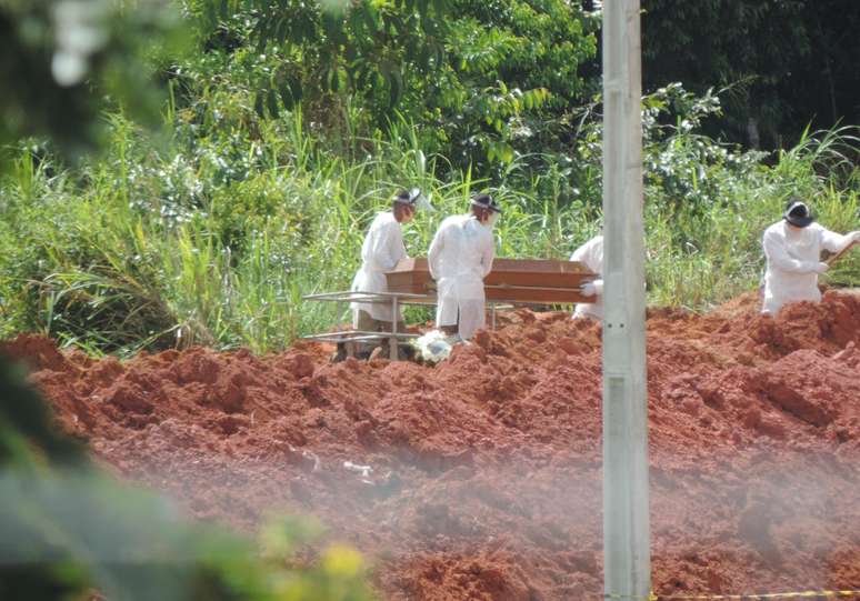 Total oficial de vítimas do novo coronavírus no Brasil subiu de 7.321 para 7.921