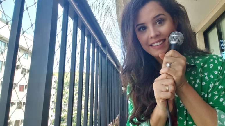 A atriz e cantora Mona Vilardo faz apresenta&ccedil;&otilde;es da varanda de seu apartamento, em Niter&oacute;i-RJ, e na portaria de pr&eacute;dios