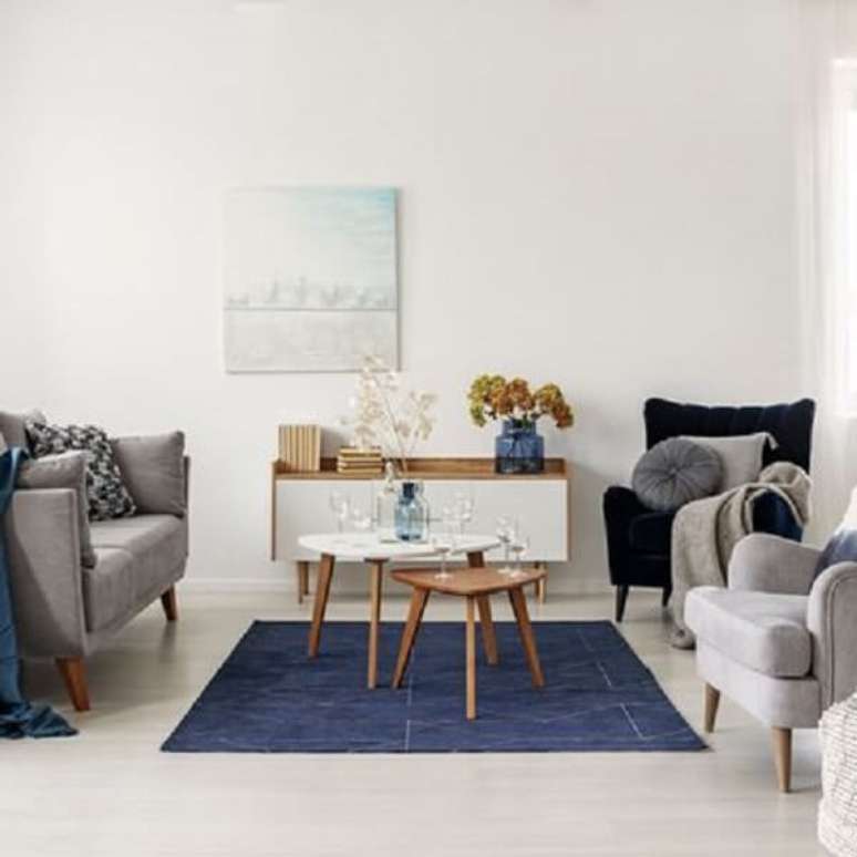 2. Sala de estar com tapete se destacando no centro. Fonte: Construcci&oacute;n Casas