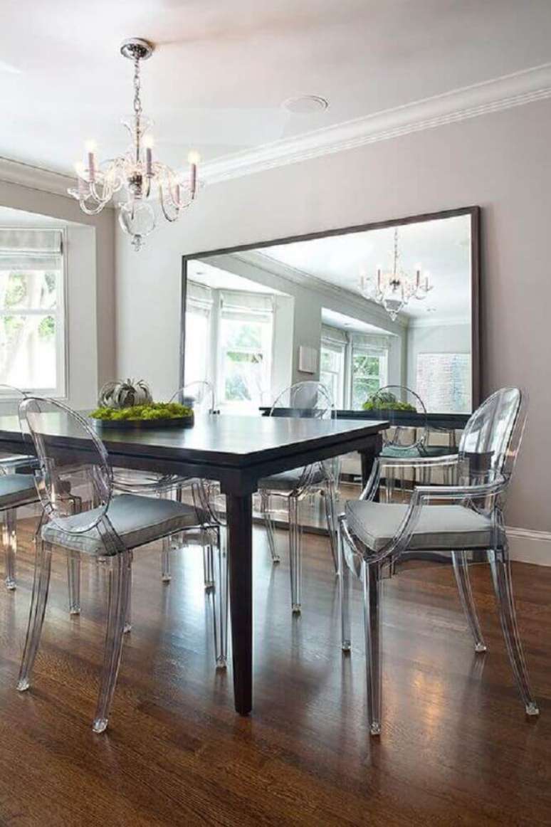 10. Espelho para sala de jantar com moldura simples para decoração minimalista.