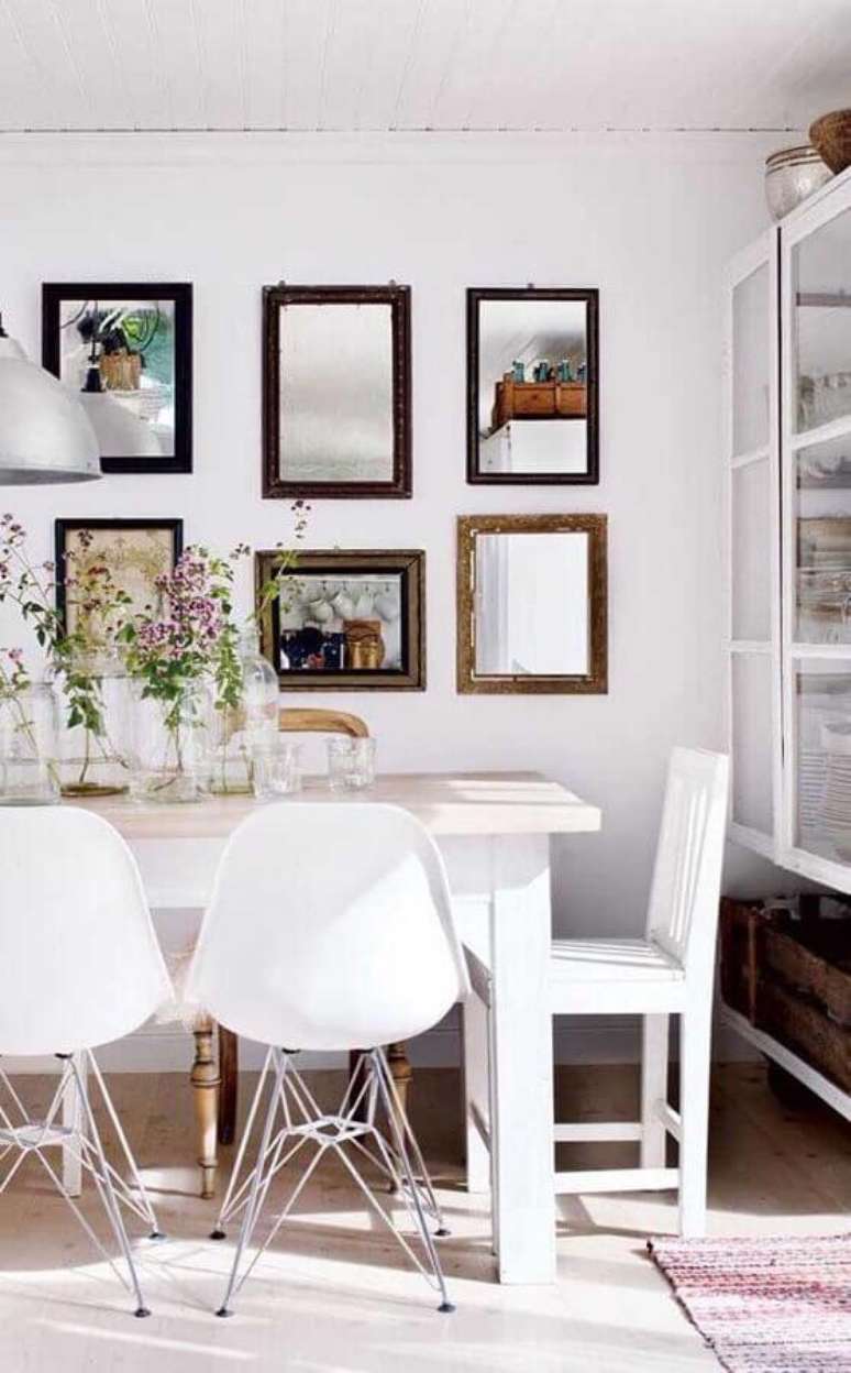 72. Você pode usar mais de um espelho para sala de jantar pequena decorada – Foto: Futurist Architecture