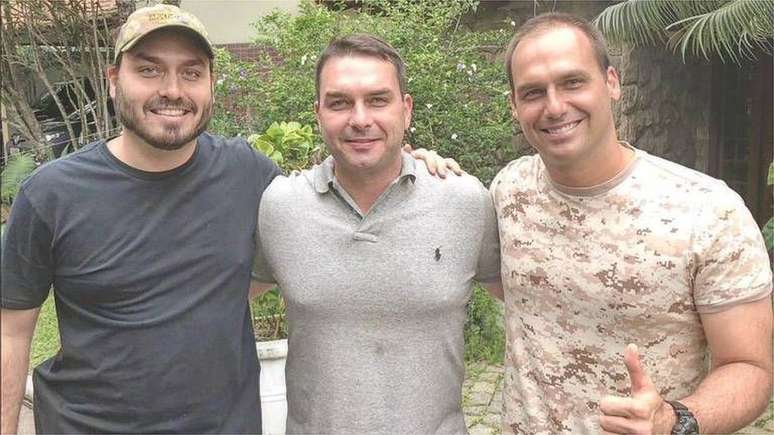 Carlos, Flávio e Eduardo Bolsonaro, filhos sob investigação: interferências do presidente na PF podem atrapalhar popularidade do governo