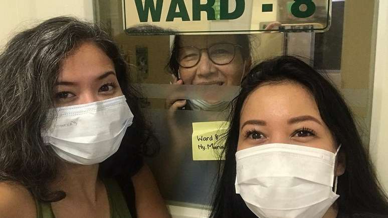 Anindyajati e Tyasutami visitaram m&atilde;e no hospital sem contato direto