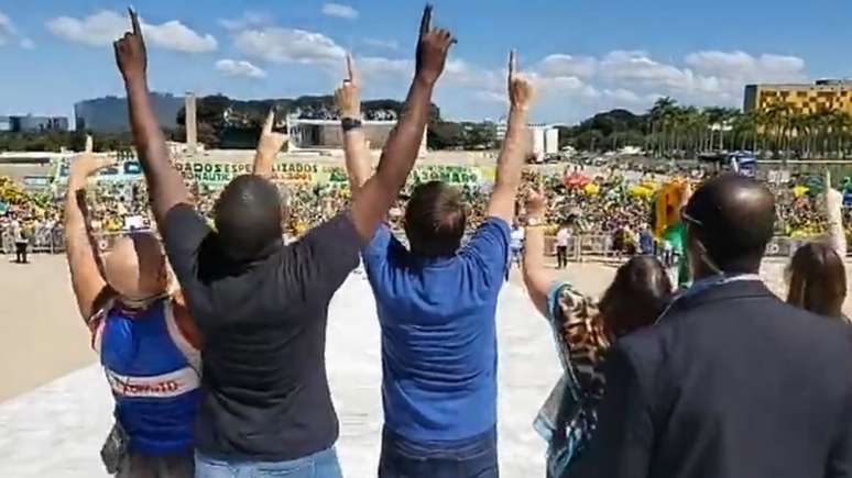 Bolsonaro e apoiadores durante ato no último domingo (3), em Brasília