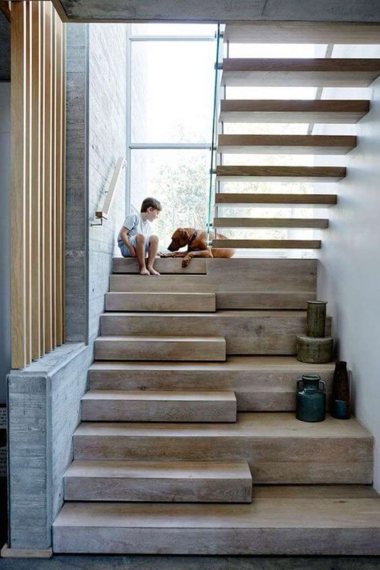 21. Otimize espaço com a escada vazada – Via: Pinterest