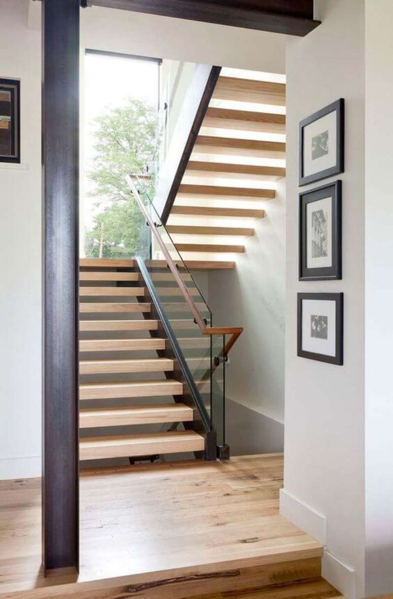 40. Projeto moderno com escada vazada em L – Via: One King Design