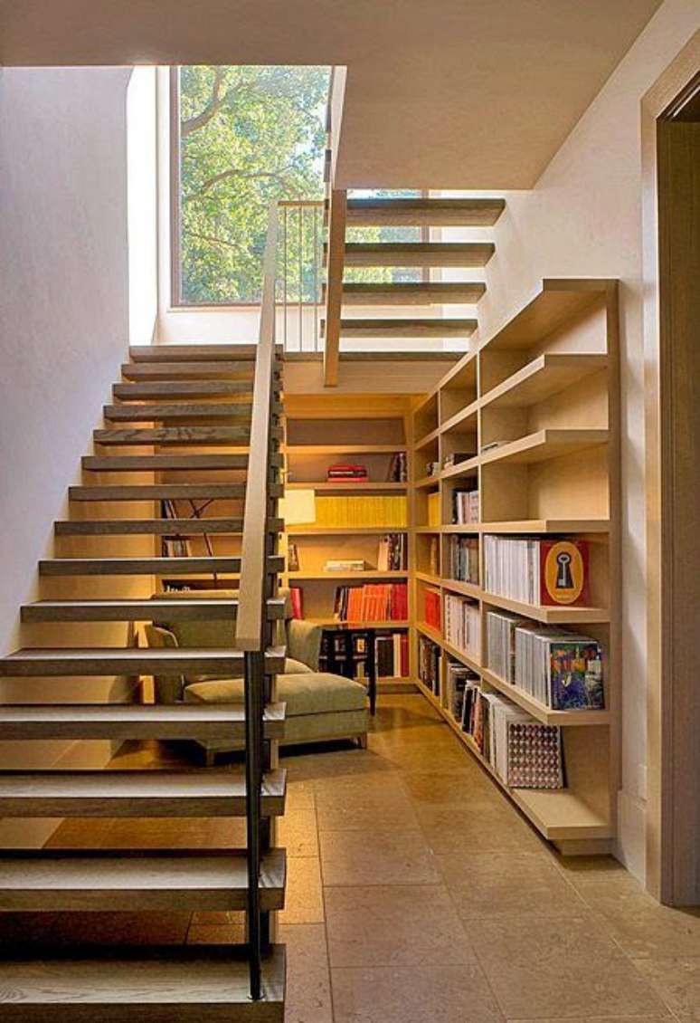 3. Escada vazada de madeira na sala pequena – Via: Simples Decoração