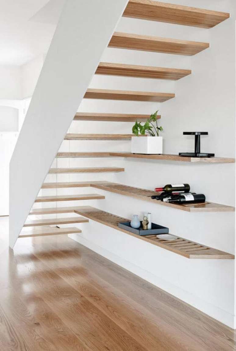 38. Prateleiras s&atilde;o op&ccedil;&otilde;es pr&aacute;ticas do que colocar embaixo da escada vazada &ndash; Via: Desire To Inspire