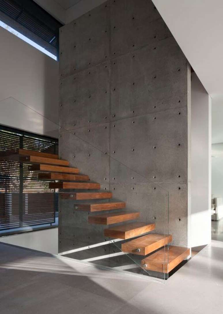 25. Escada vazada de madeira com guarda corpos de vidro – Via: Casa Vogue