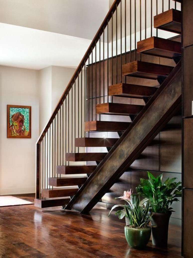 30. Escada vazada de madeira – Via: Pinterest