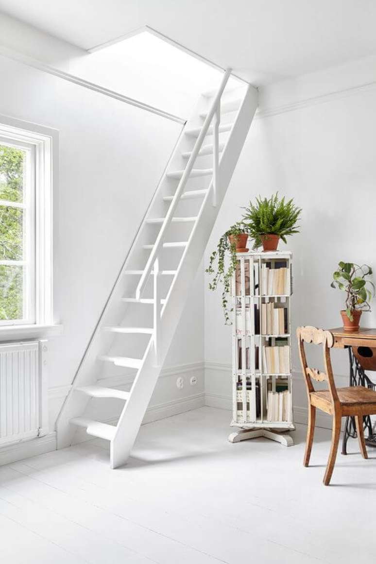 22. Escada vazada branca na casa pequena – Via: Fantastic Frank