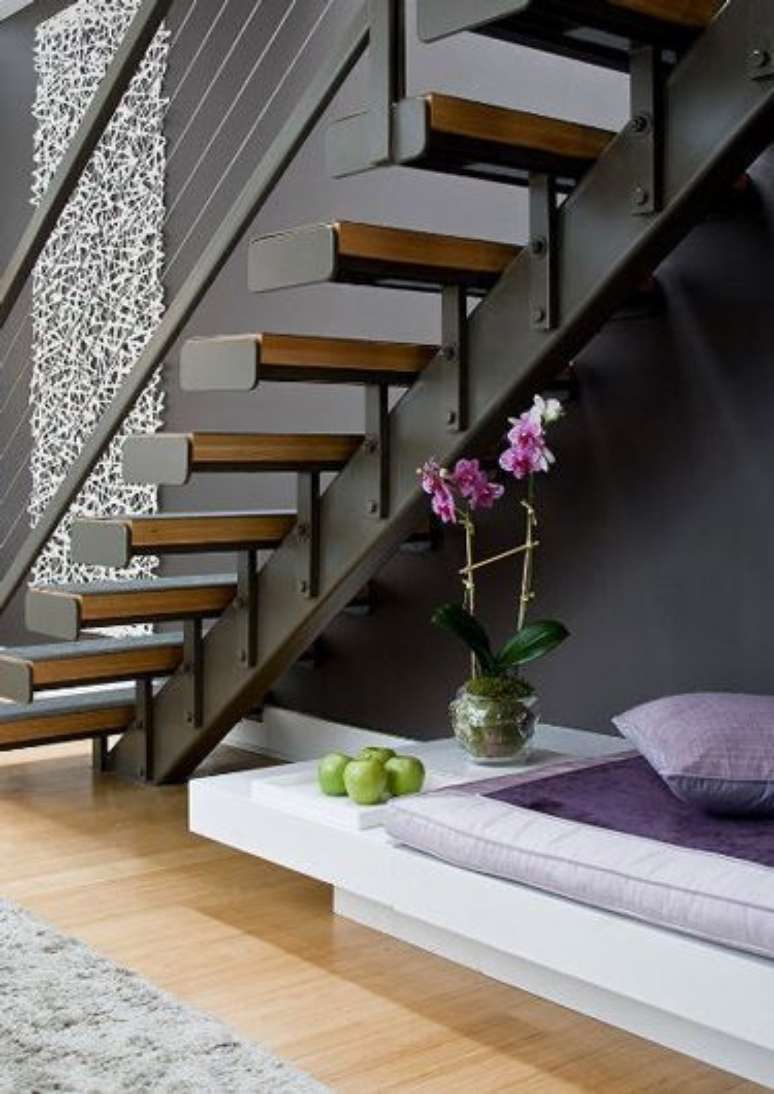 43. Escada vazada com espaço confortável embaixo – Via: Eu amo decoração