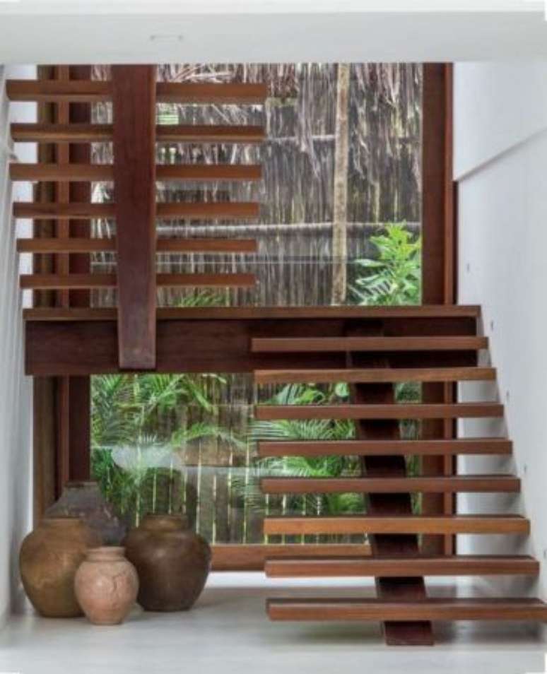 28. Escada vazada de madeira &ndash; Via: Conex&atilde;o Decor