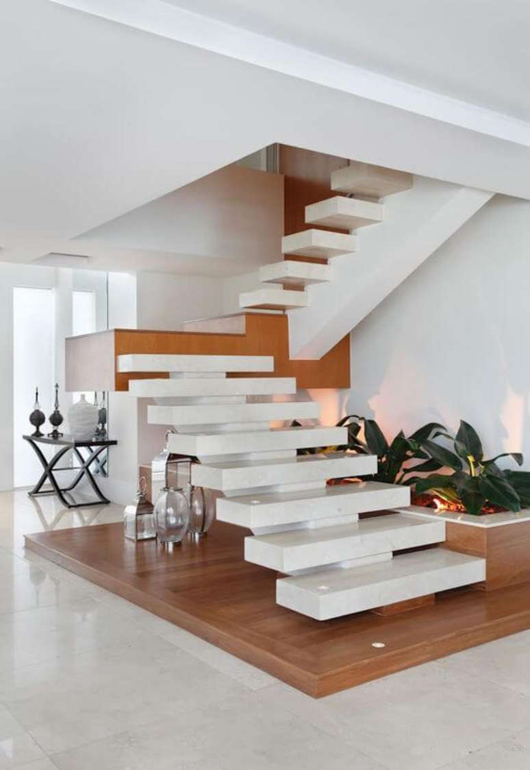 39. Escada vazada em L na sala branca – Via: Homify