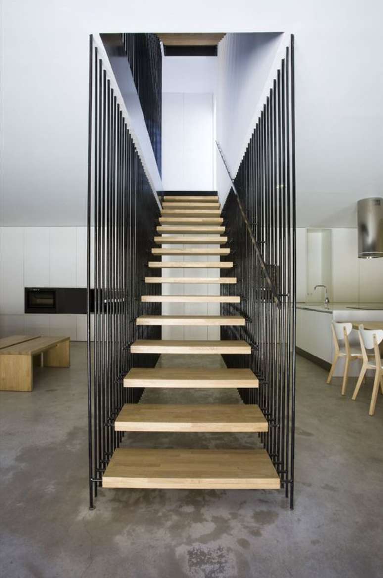 48. Escada vazada na sala moderna – via: Archdaily