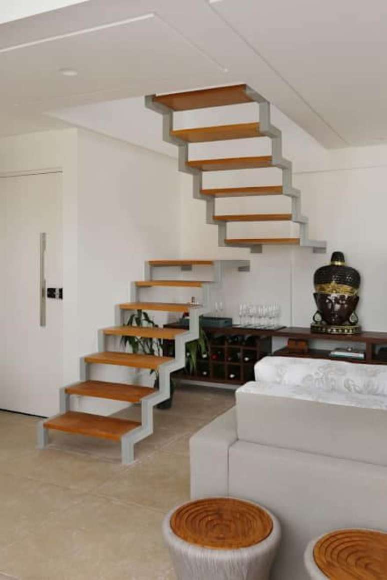 12. Escada vazada na madeira com bar embaixo &ndash; Via: Homify