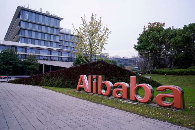 Logotipo do Alibaba na frente da sede da companhia, na China. 18/11/2019. REUTERS/Aly Song