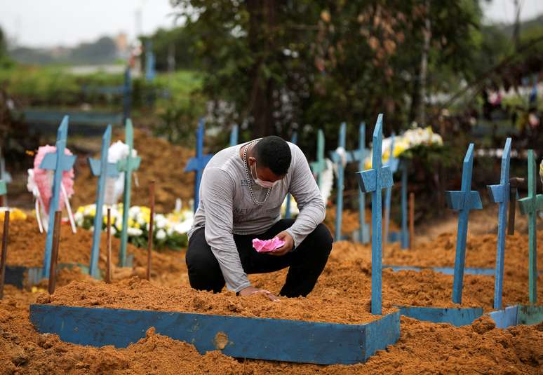 Homem durante enterro da avó em cemitério de Manaus
06/05/2020
REUTERS/Bruno Kelly
