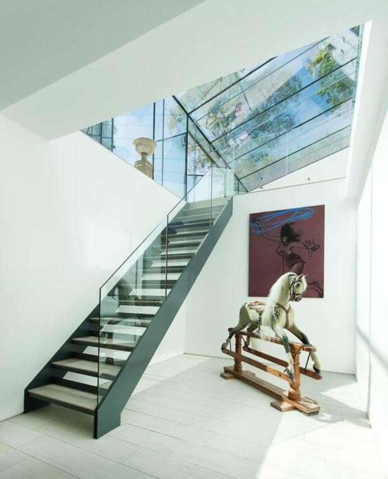 29. Casa moderna com escada vazada de ferro – Via: Casa Vogue