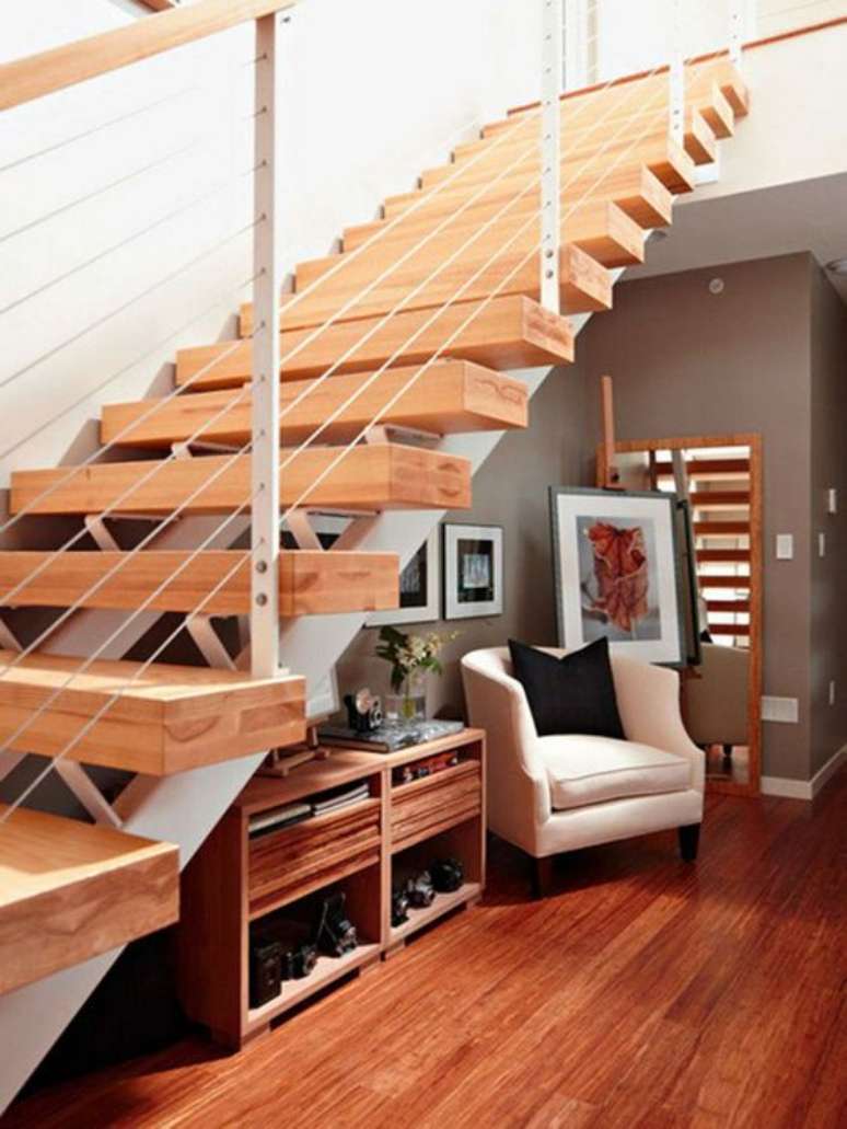 1. Escada vazada de madeira com poltrona embaixo da escada – Via: Archzine