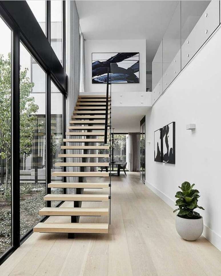 47. Escada Vazada na casa ampla – Via: Pinterest