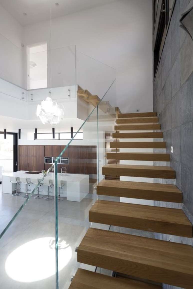 31. N&atilde;o deixe de colocar um guarda corpo na sua escada vazada &ndash; Via: Archdaily