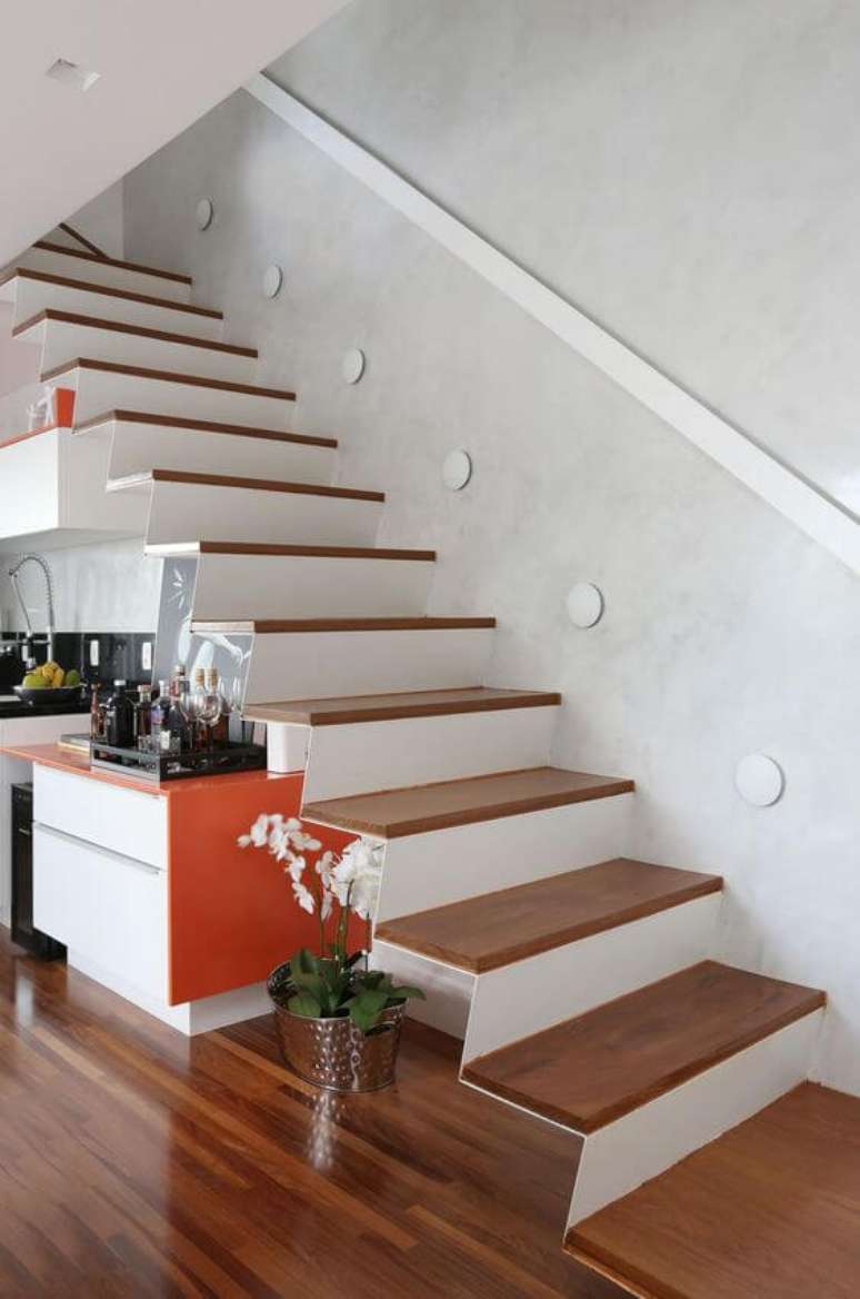 10. Escada de madeira na casa moderna com mini bar embaixo – Via: Renata Popolo