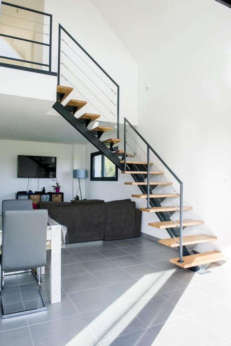 8. Escada vazada na sala de estar clean &ndash; Via: Pinterest