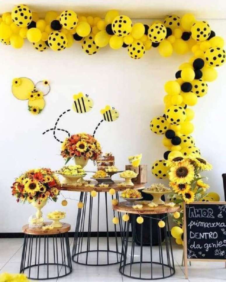22. A festa abelhinhas garante uma decoração lúdica como temas de mesversário – Foto: Super Festa Infantil