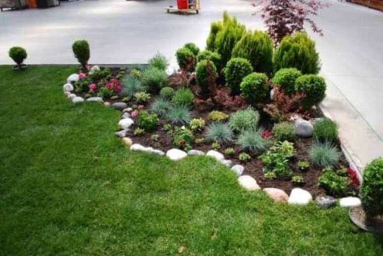 72. As pedras para jardim delimitam o espaço das plantas no quintal. Fonte: Pinterest
