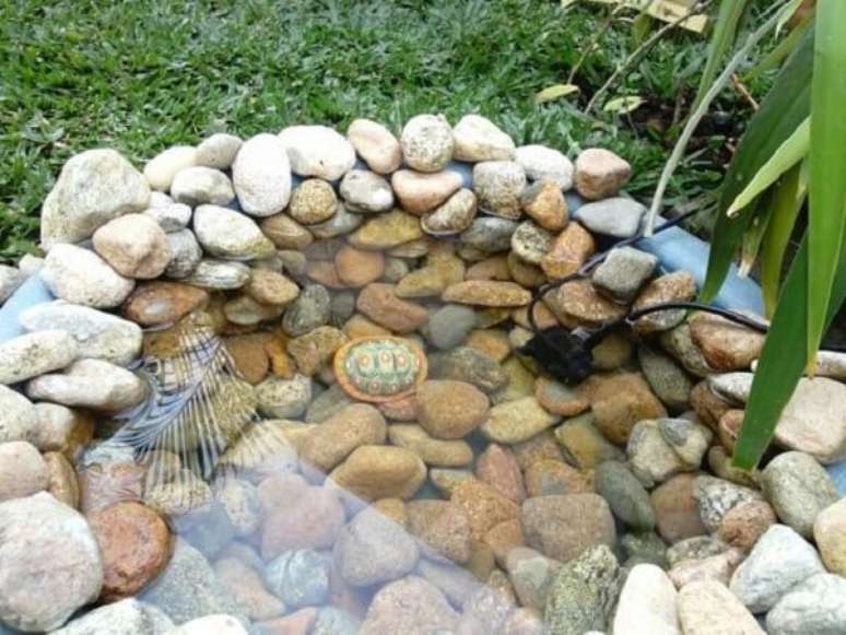67. As pedras para jardim formam contornos e formatos lindos no seu quintal. Fonte: Pinterest