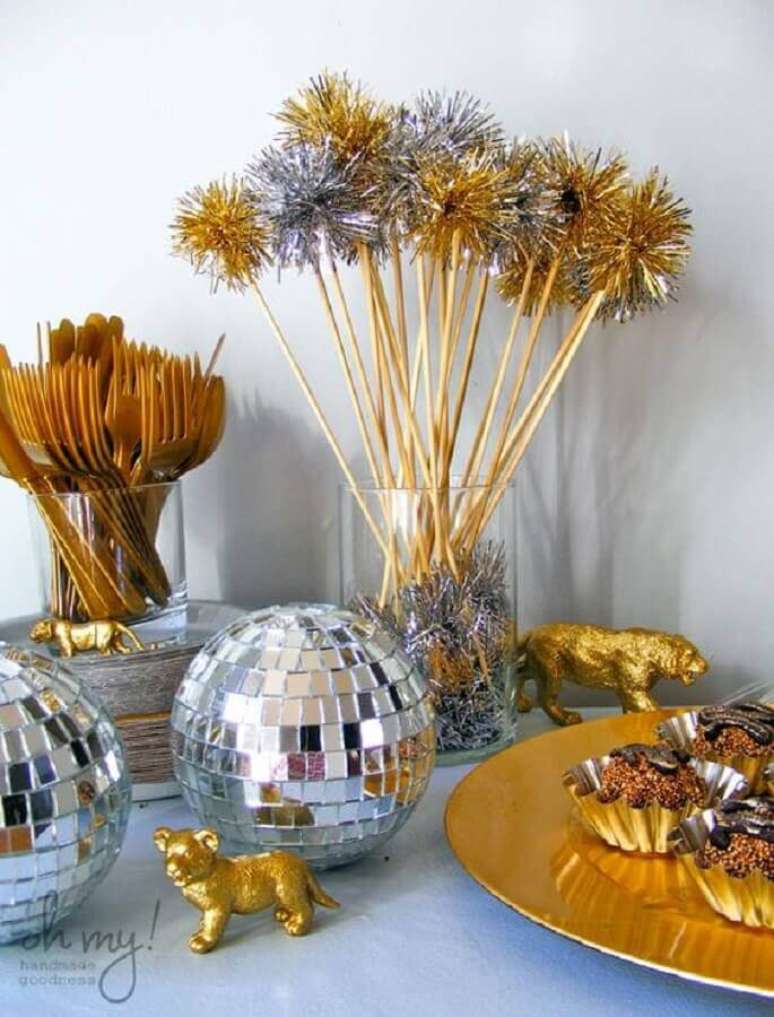 37. O prato e o dourado devem ser usados na decoração de Ano Novo como temas de mesversário – Foto: Entre na Festa