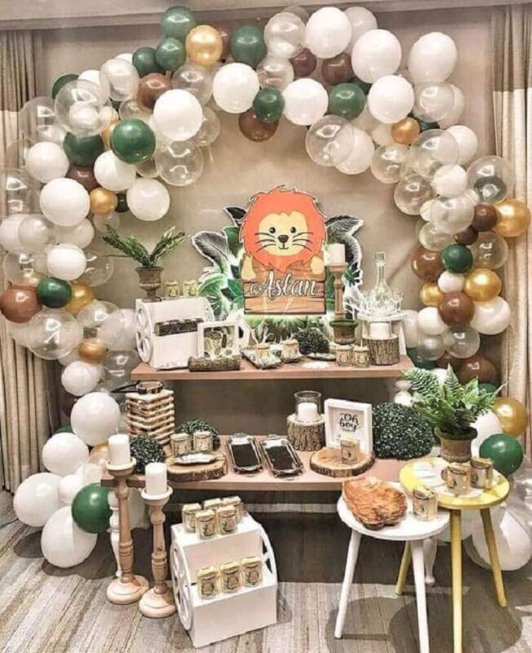23. Linda decora&ccedil;&atilde;o para festa le&atilde;ozinho como temas de mesvers&aacute;rio &ndash; Foto: Iza Eventos