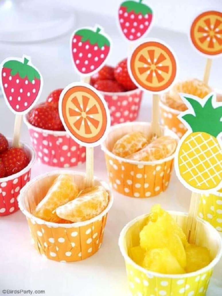 29. Frutas não podem ficar de fora da festa tropical como ideias de tema para mesversário – Foto: Bird’s Party