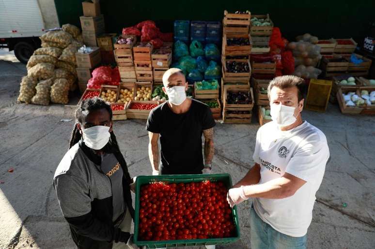 Dunga conta com a parceria de Tinga (e) e de amigos para arrecadar alimentos e outros itens que s&atilde;o distribu&iacute;dos em bairros pobres de Porto Alegre