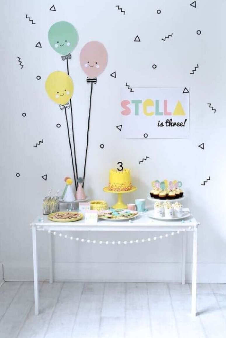 52. Linda decora&ccedil;&atilde;o para temas de mesvers&aacute;rio simples com detalhes minimalistas coloridos &ndash; Foto: Catch My Party