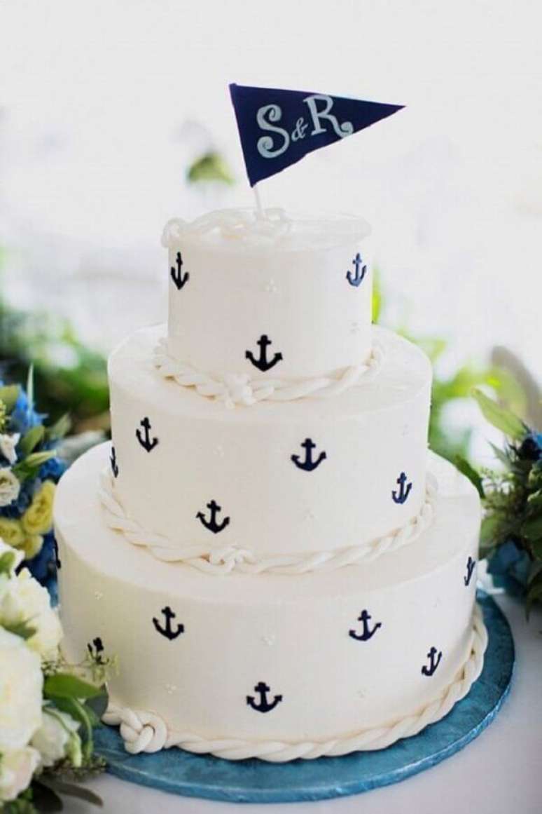 53. Lindo bolo personalizado para tema de mesversário marinheiro – Foto: A Minha Festinha
