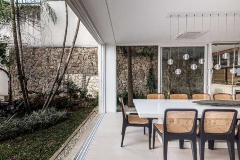 62. As pedras para jardim decoram a lateral da sala de jantar. Projeto de Catepoli