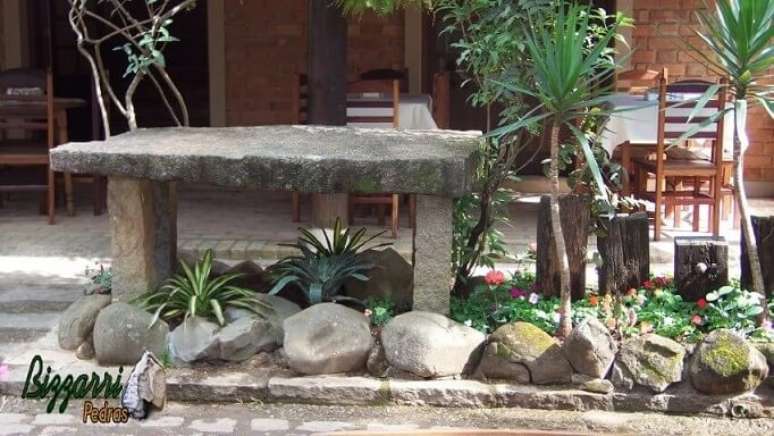 25. As pedras para jardim grandes e o mobiliário feito de pedras dá um visual rústico à área. Projeto de Pedras Bizzarri