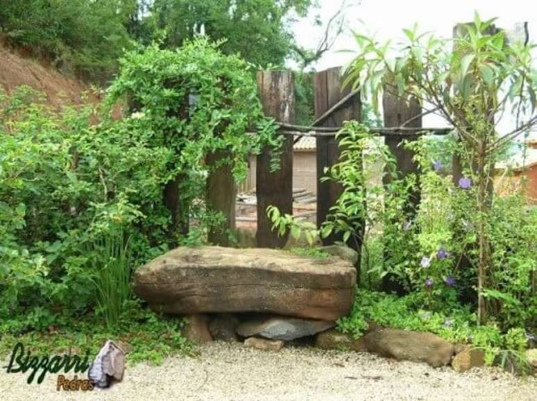 8. Pedras para jardim como banco e no chão. Projeto de Pedras Bizzarri