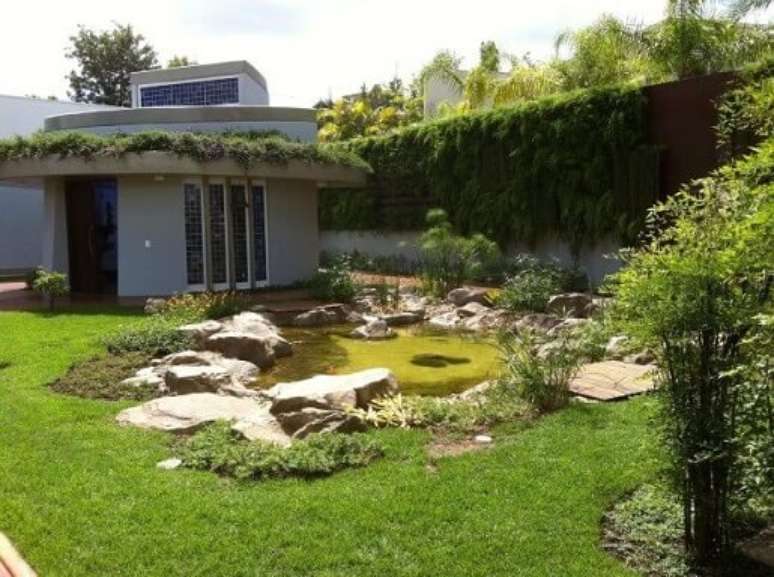 54. Pedras para jardim em mini lago no quintal. Projeto de Biopet