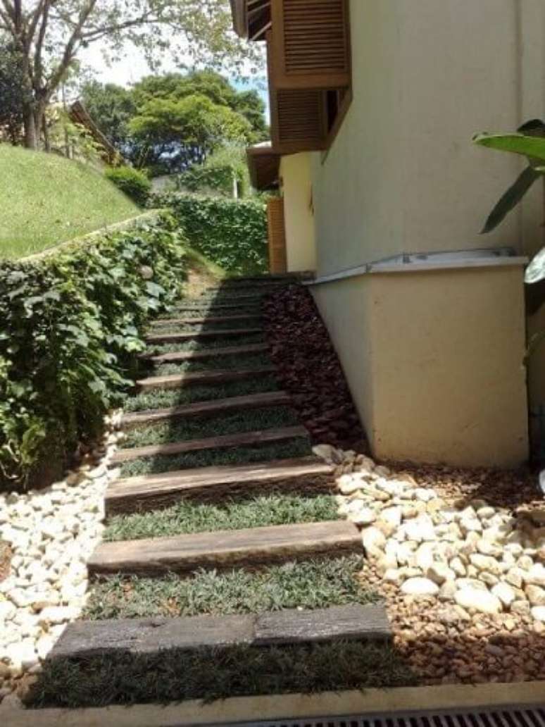 59. Use pedras para jardim em volta do caminho de madeira. Projeto de Jader Nunes