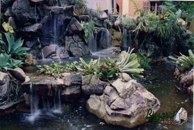 50. Pedras para jardim grandes em lago ornamental com cascatas. Projeto de Pedras Bizzarri