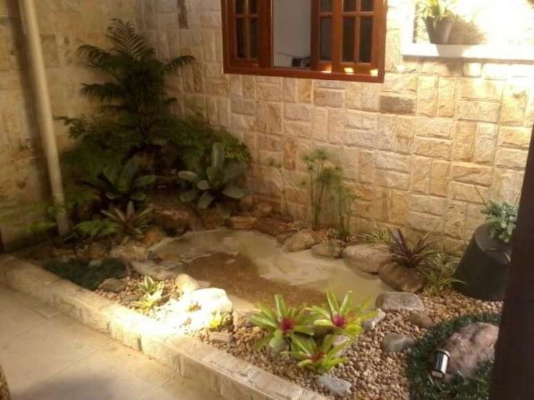 41. Pedras para jardim pequenas e grandes em canteiro. Projeto de Atelier de Paisagem