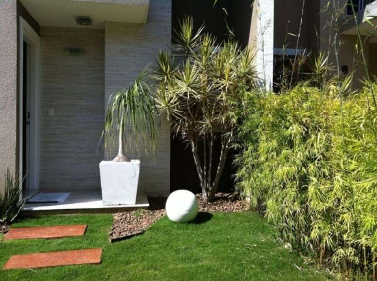 70. Procure usar as pedras para jardim maiores onde h&aacute; plantas maiores. Fonte: Eder Mattiolli Paisagismo