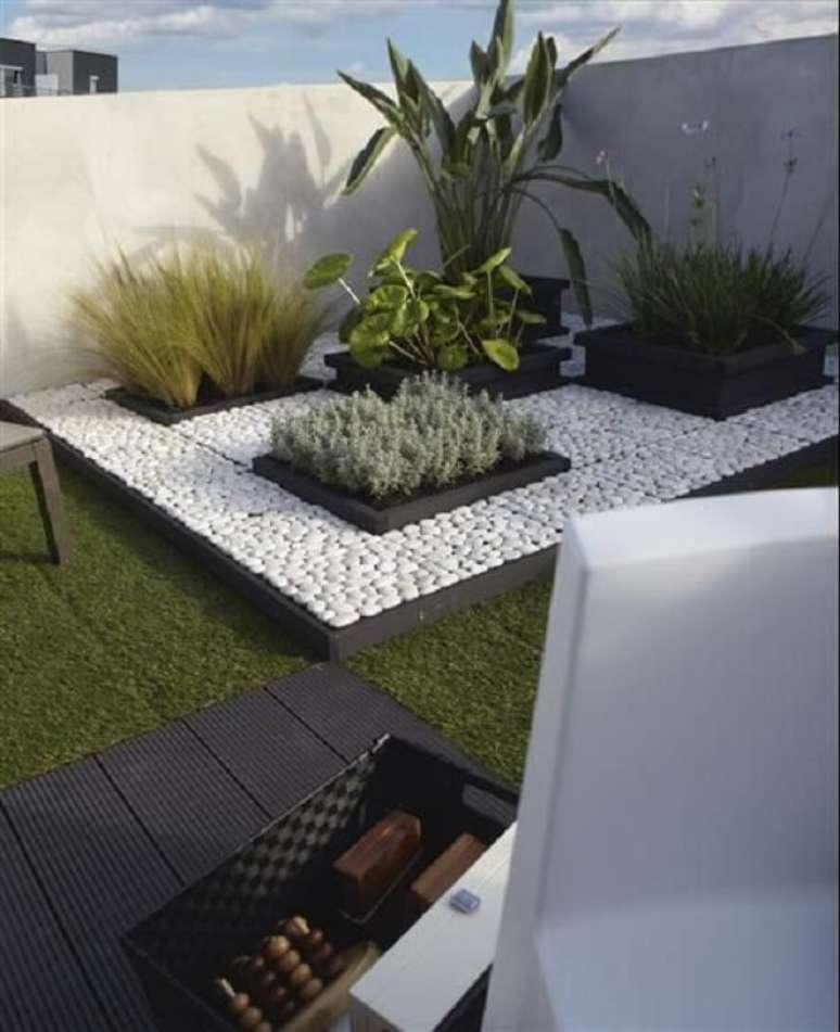 68. Reserve um espaço na sua área de lazer pequena para formar um linda composição de pedras para jardim. Fonte: Pinterest