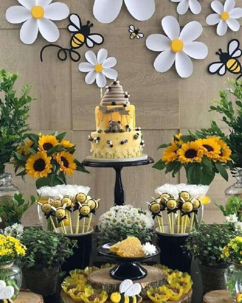 58. Linda decoração para festa abelhinhas como temas de mesversário – Foto: Pinterest